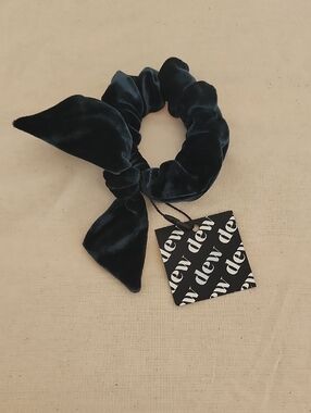 DEW Velvet Bow Scrunchie Hair Tie in Deep Green